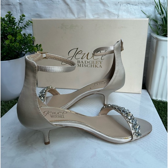 Badgley Mischka Jewel
Dash Ankle Strap Kitten
Heel women size 6 new with box - Picture 5 of 16